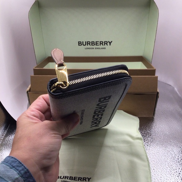 BURBERRY HORSEFERRY, NWT, FULL ZIP WALLET, NO FLAWS - Picture 10 of 16